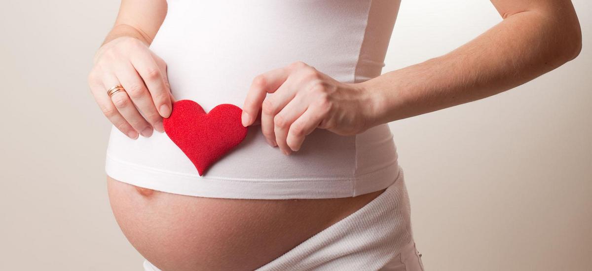 Pregnant woman consulting with doctor about safe aesthetic medicine treatments during pregnancy.