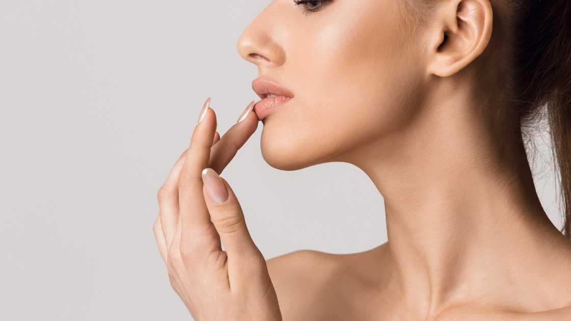 Image alt text: Illustration showing lip exercises and massages for enhancing lip size.
