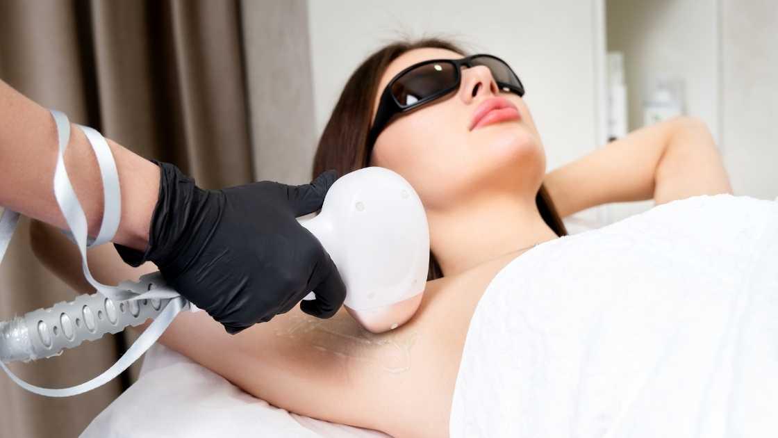 Icoone Laser treatment course displayed on digital screen.