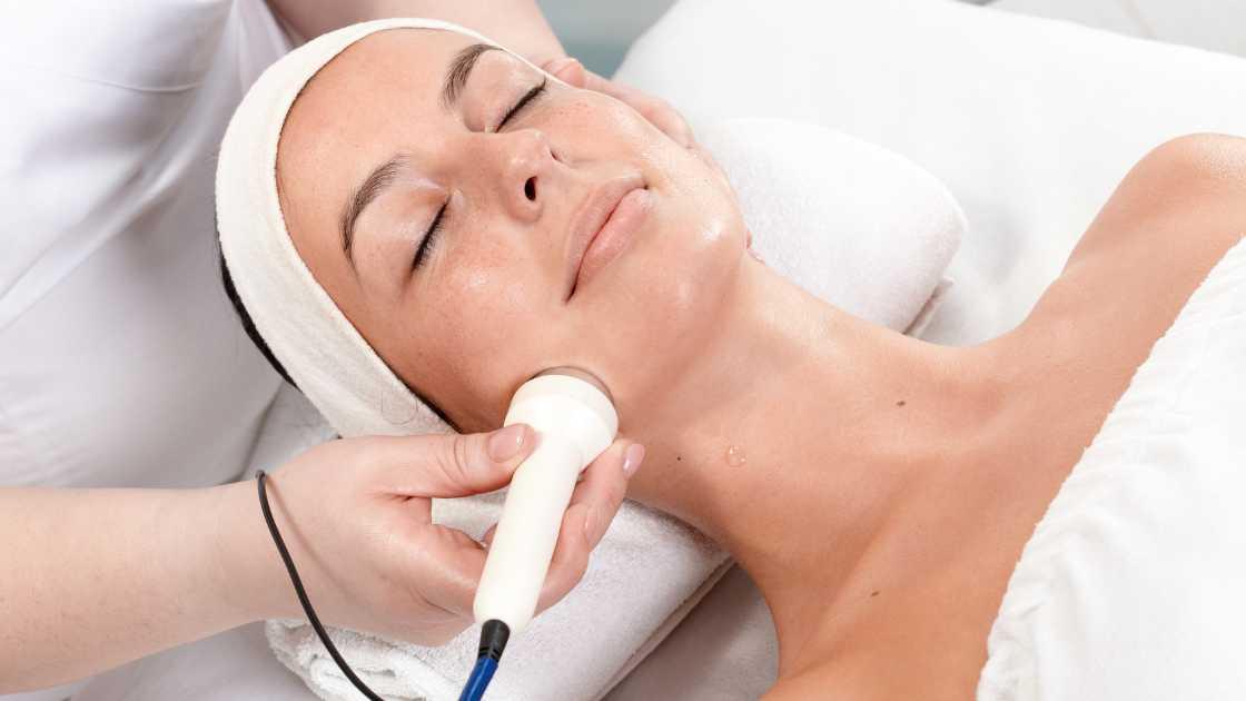Benefits of aesthetic medicine treatments for people over 40: rejuvenation, confidence, self-care.